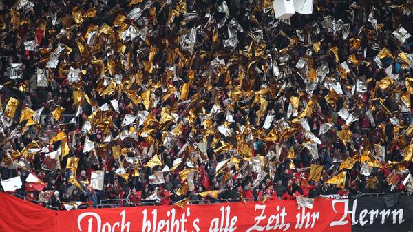 Dazu hielt die Nordkurve gold-silberne Folien in die Luft.