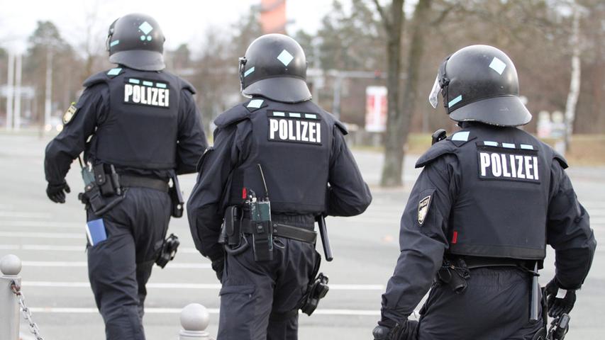 Pyrotechnik und Polizei-Eskorte: Die Anreise der Kleeblattfans