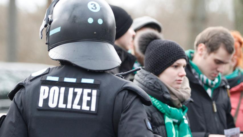 Pyrotechnik und Polizei-Eskorte: Die Anreise der Kleeblattfans