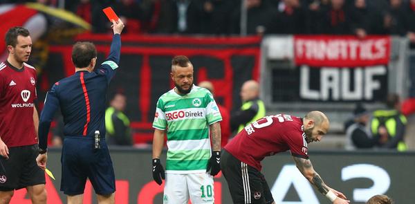 Das 258. Derby zwischen dem FCN und der SpVgg Greuther Fürth in Nürnberg war kurz vor Weihnachten 2015 eine wenig festliche Angelegenheit. 0:0 hieß es bei Abpfiff. Etwas zufriedener konnten die Weiß-Grünen sein, da sie das torlose Remis trotz Unterzahl - Stephan Schröck bekam von Schiedsrichter Florian Meyer den Roten Karton vorgehalten - verteidigten.
