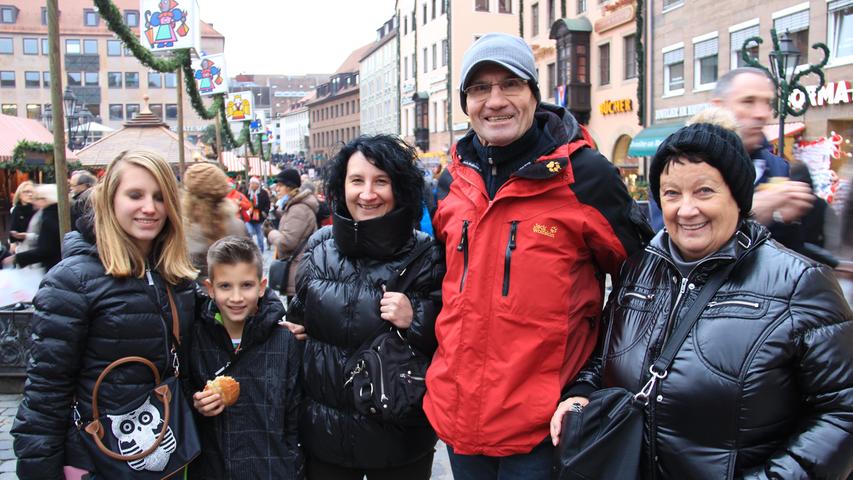 Extra für den Christkindlesmarkt ist auch Bruno (65) mit seiner Frau Inge (60), Tochter Sandra (40) und den Enkeln Tyron (11) und Charmaine (14) angereist. "Natürlich auch, weil wir am Goldenen Ring drehen wollten", fügt der 65-Jährige augenzwinkernd hinzu. Von den "interessanten Buden" sind die Heilbronner besonders beeindruckt.