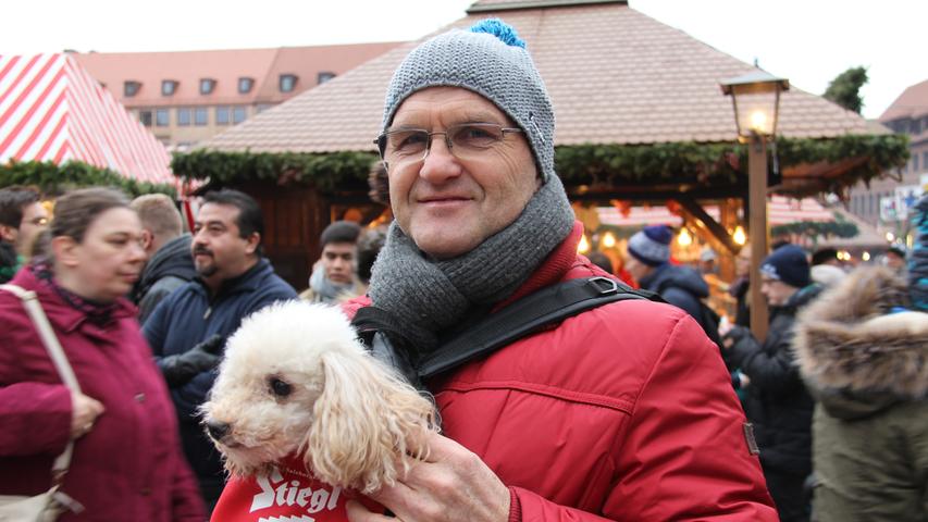 Mit seiner Familie und Hund Cora (12) ist der Österreicher Reinhold (51) für einen Tag in Nürnberg. Der 51-Jährige freut sich, dass es auf dem Christkindlesmarkt viel mehr Buden gebe als auf den Märkten zu Hause in Österreich. "Am wichtigsten ist mir aber die Gemütlichkeit", sagt er. In Weihnachtsstimmung ist Reinhold aber trotzdem noch nicht so ganz.