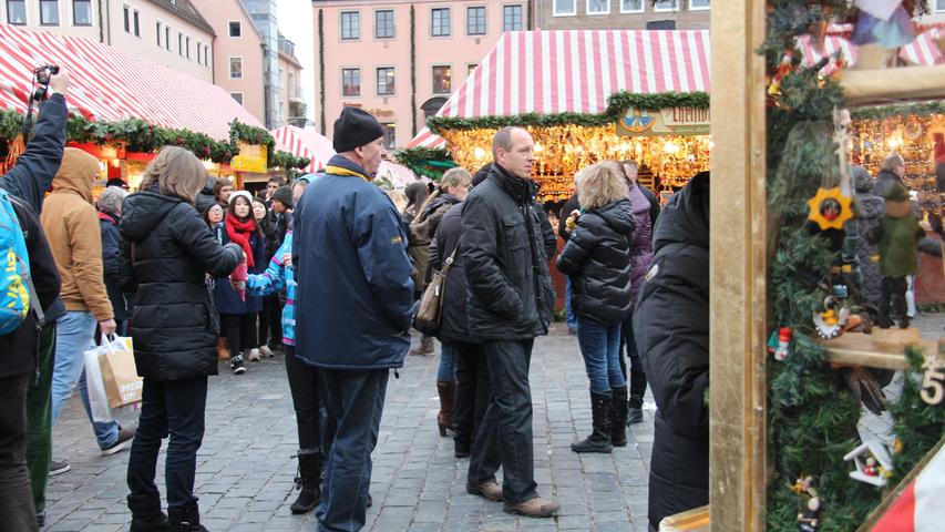 Auch viele Nürnberger verbringen den letzten Samstag vor Weihnachten auf dem Christkindlesmarkt.