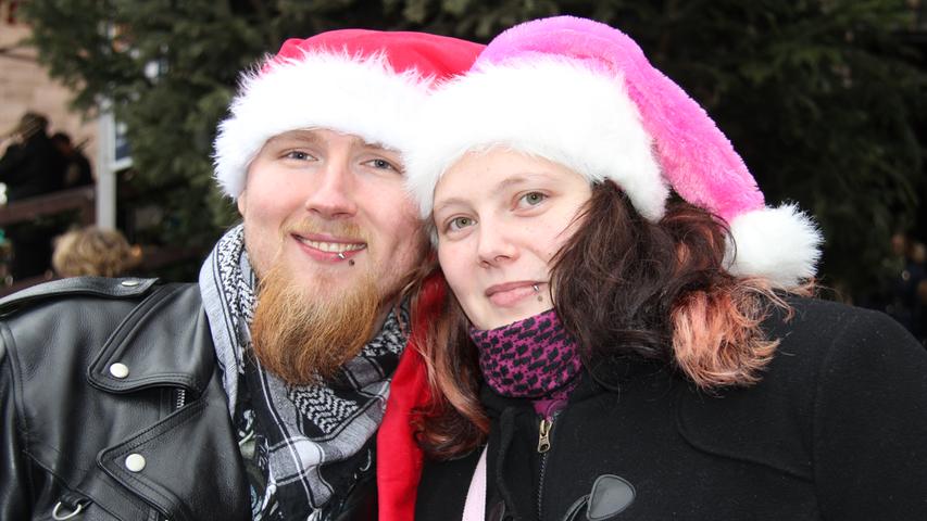 "Wir kommen öfter her", erzählen Markus (25) und Steffi (27). Die Nürnberger genießen die weihnachtliche Stimmung und den Glühwein. Von den Menschenmassen, die am Wochenende auf den Christkindlesmarkt strömen, lassen sich die beiden nicht abschrecken. "Wie lange wir bleiben, hängt eher vom Wetter ab", sagt Markus.
