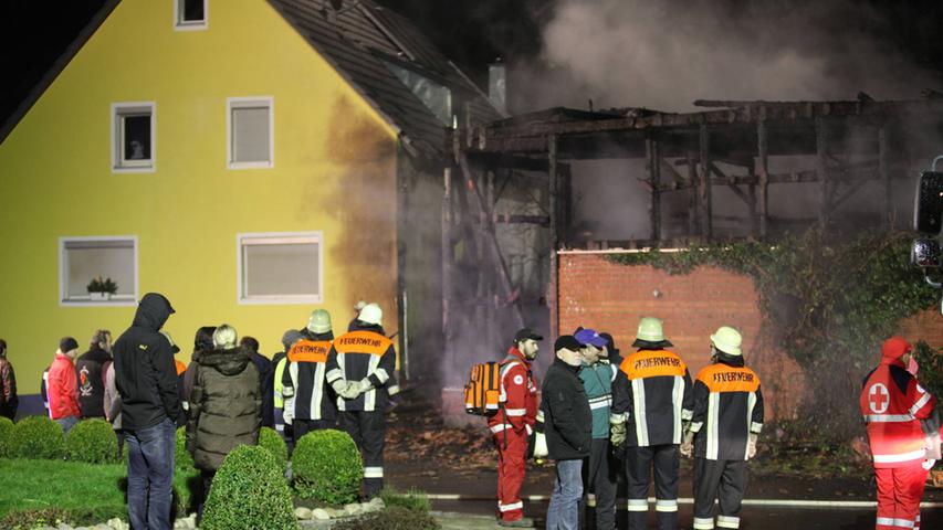 ... hatte das Feuer bereits auf zwei weitere Scheunen und ein angrenzendes Haus übergegriffen.