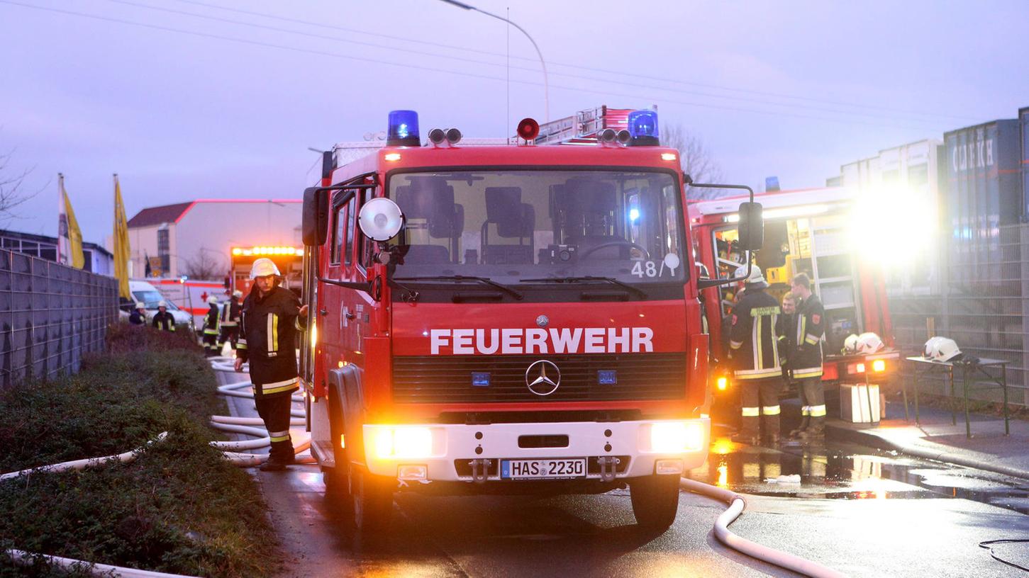 Warum etliche Folien auf einem Firmengelände in Haßfurt brannten, ist noch unklar.