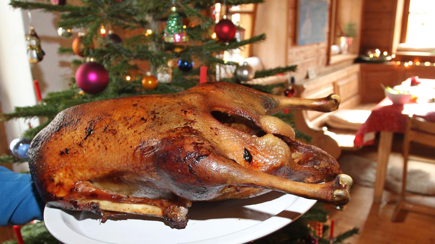 Verbraucher fragen sich, ob sie die Weihnachtsgans nach Ausbruch der Vogelgrippe noch essen können.