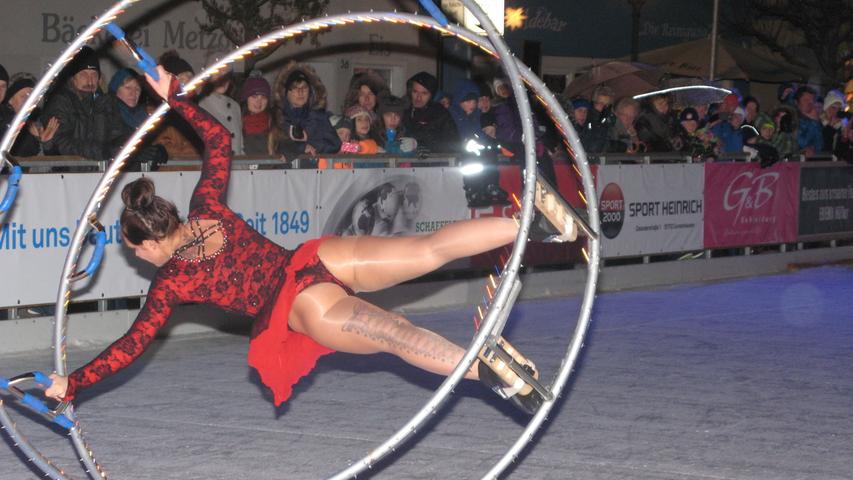 Akrobaten mit Röhnrad und Schlittschuhen auf dem Eis