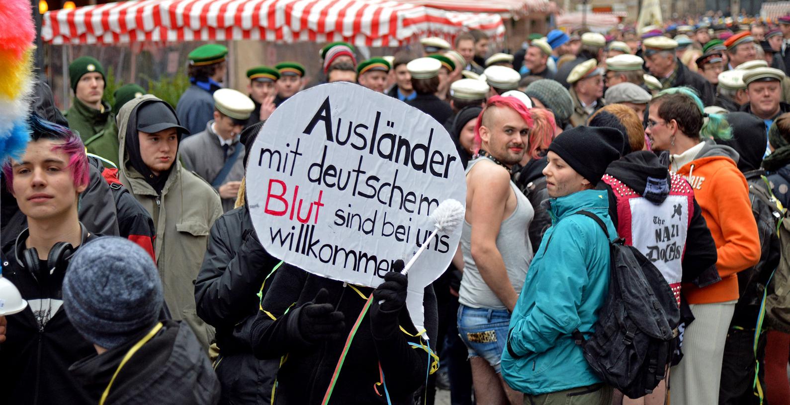 Die Thomasbummler wurden begleitet Protestierenden aus dem linken Spektrum. Die Thomasbummler wurden begleitet Protestierenden aus dem linken Spektrum.