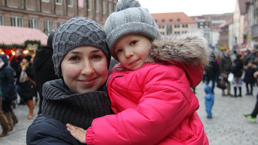 Olga (36) und Svetlana (3) verbringen mit Papa Andrei (37) zwei Tage in Nürnberg und besuchen den Christkindlesmarkt. Die drei Ukrainer wollen bei Glühwein und gutem Essen in Weihnachtsstimmung kommen, weit weg vom Krieg in ihrer Heimat. "Wir wollten einfach ein paar Tage unbeschwert genießen", sagt Olga.