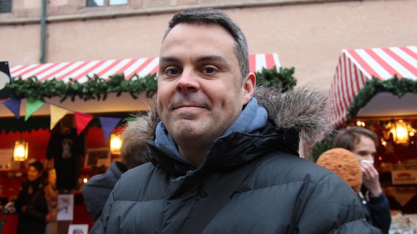Drei Tage lang ist Franck (43) mit seiner Familie zu Gast in Nürnberg. Die Franzosen sind extra für den Christkindlesmarkt in die Stadt gekommen. "Es ist fantastisch hier, die Gebäude sind so wunderschön", schwärmt Franck. Auch das Essen hat es ihm angetan: "Die Nürnberger Bratwürste schmecken sehr gut."