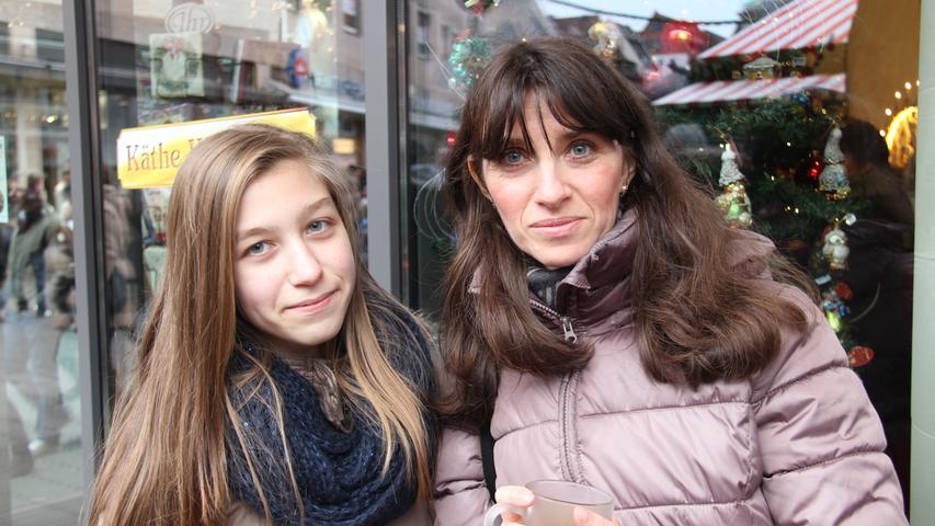 Zehn Jahre lang leben die Ukrainerinnen Kristina (12) und Marianna (42) nun schon in Nürnberg. Seitdem sie hierher gezogen sind, besuchen sie jedes Jahr ein Mal den Christkindlesmarkt und genießen eine Tasse Kinderpunsch. Die Weihnachtsstimmung vermissen die beiden aber noch: "Dafür braucht es dann schon den Christbaum", sagt Kristina: "Und Schnee."