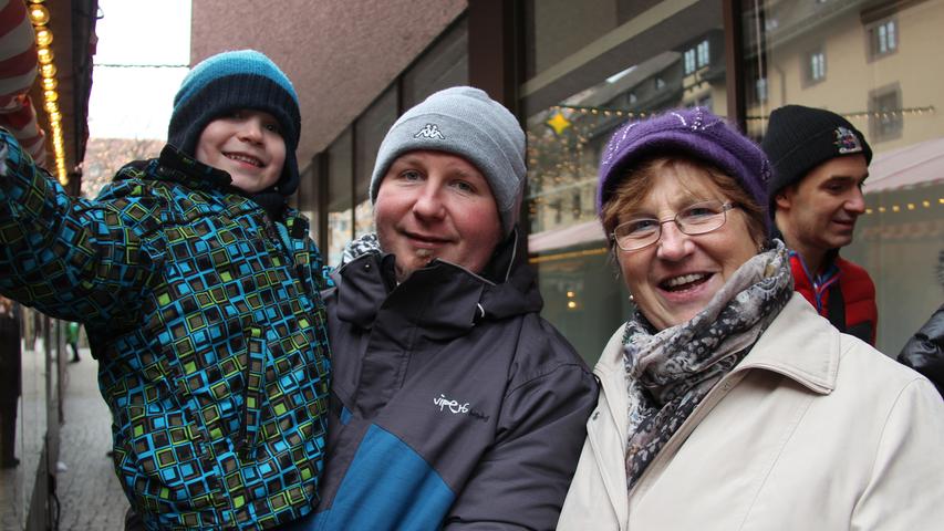 Nur für seinen Sohn Philipp (4) ist der Nürnberger Markus (37) heute da: Der 37-Jährige ist nämlich kein Fan des Christkindlesmarktes. Seine Mutter Irena (66) sieht das anders: "Für mich ist der Besuch schon ein Highlight", sagt sie. "Am liebsten sehe ich mir die Krippen an."