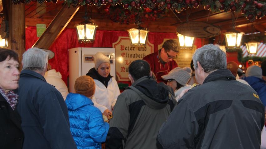 Hungrige Markt-Besucher drängen sich am vierten Adventssonntag um die Bratwurst-Buden.