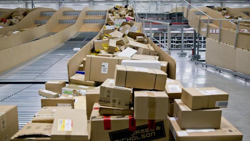 Die Paketflut vor Weihnachten ist durch Corona verschärft worden. Die Paketflut vor Weihnachten ist durch Corona verschärft worden.