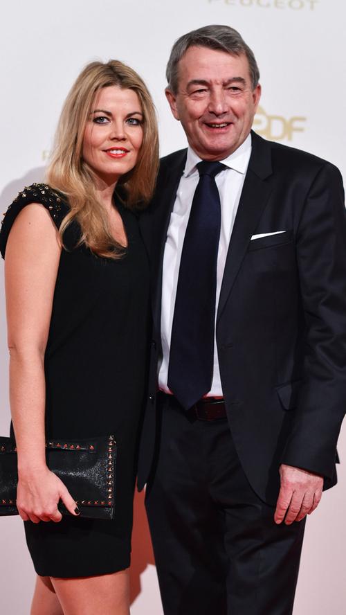 Bach ist selbstredend nicht der einzige mächtige Sportfunktionär im Saal: DFB-Präsident Wolfgang Niersbach posiert stolz mit seiner neuen Freundin Marion Popp.