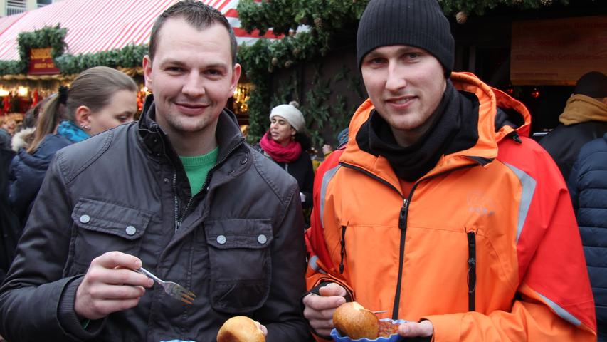 Andy (28) war schon einige Male auf dem Christkindlesmarkt. Für ihn ist das Tradition. Andreas (24) ist hingegen zum ersten Mal dabei. Die Currywurst jedenfalls schmeckt schon mal.