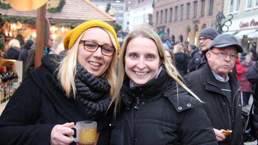 "Der Glühwein schmeckt", resümieren Maria (31) und Daniela (34). Sie sind hier zusammen mit zwei weiteren Freundinnen. Denn einmal im Jahr, kurz vor Weihnachten treffen sie sich alle wieder. Sonst wohnen sie verteilt in ganz Deutschland.