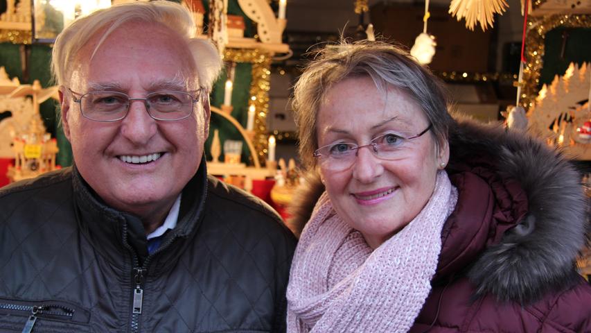 "Einmal im Jahr zum Christkindlesmarkt - das muss schon sein", finden Rudolph und Elisabeth, die in Nürnberg wohnen.