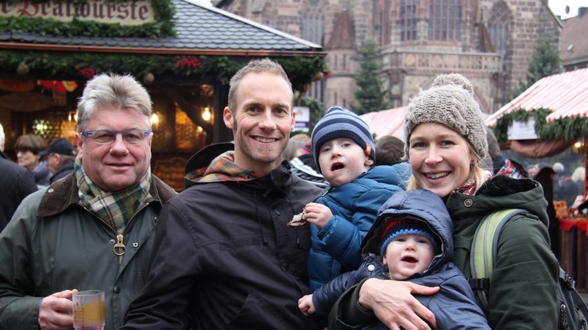 Helmut (65, von links) mit seinem Sohn Moritz, den Enkelkindern Vinzenz (2) und Linus (6 Monate) und Schwiegertochter Rebecca (27. Kurz vor Weihnachten ist die Familie am Christkindlesmarkt vereint. Den Kleinen schmeckt der Nürnberger Lebkuchen besonders gut.