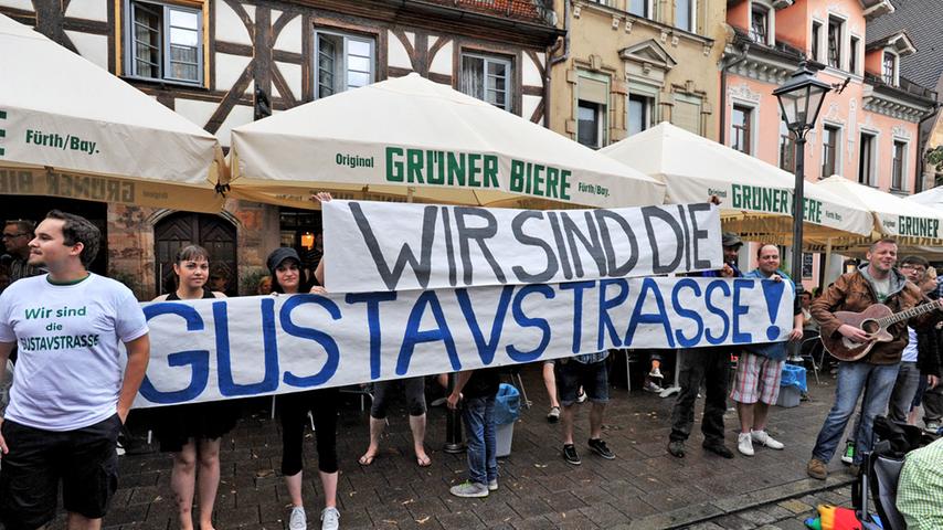 Mit einem Picknick auf dem Pflaster der Gustavstraße protestieren etwa 150 Fürther und Fürtherinnen am 2. August gegen das Urteil des Ansbacher Verwaltungsgerichts.
