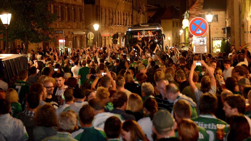 Im Sommer feiern Fans in der Gustavstraße den 5:1-Derbysieg der Spielvereinigung gegen den Club. 