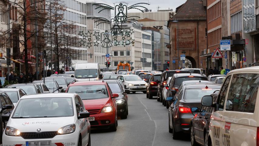 Weihnachtsstress: Gedränge und Verkehrs-Chaos in der City