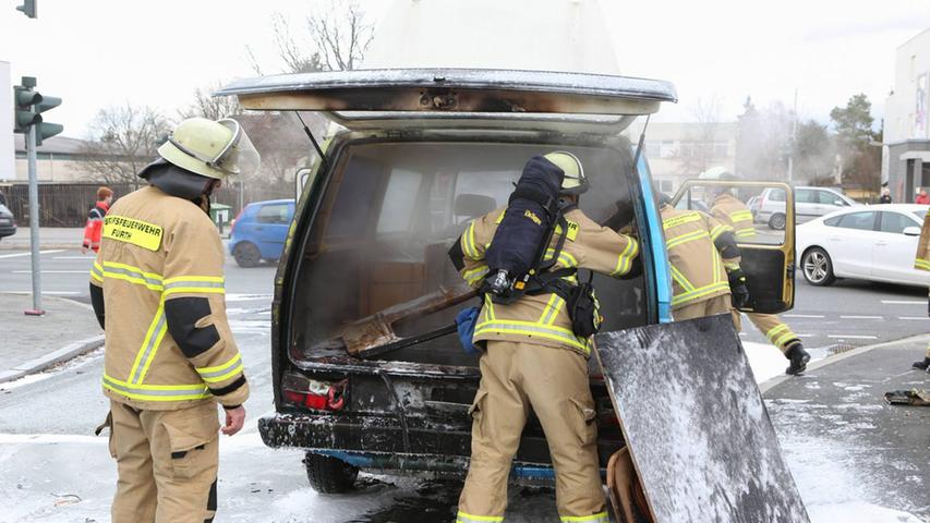 Feuer und eine dicke Rauchwolke: VW-Bus in Fürth ausgebrannt  