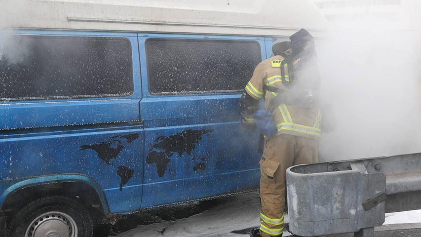 Feuer und eine dicke Rauchwolke: VW-Bus in Fürth ausgebrannt  