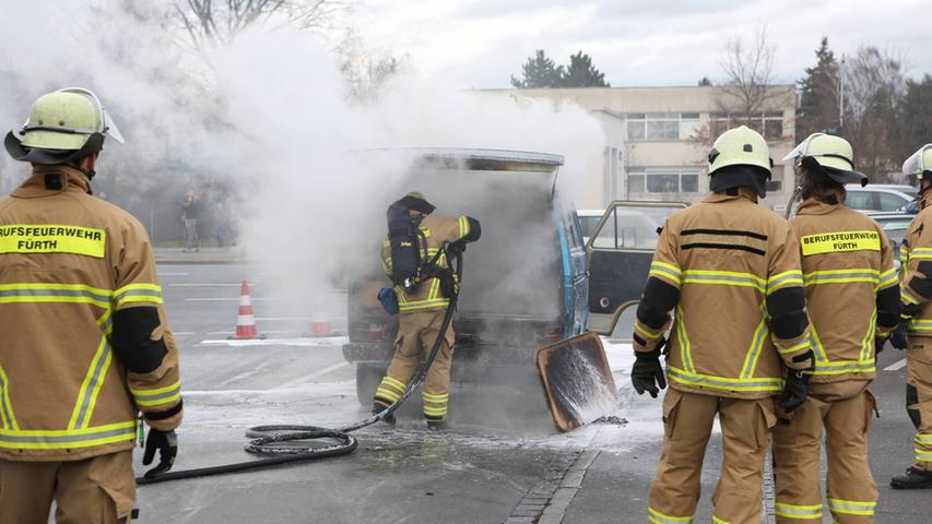 Feuer und eine dicke Rauchwolke: VW-Bus in Fürth ausgebrannt