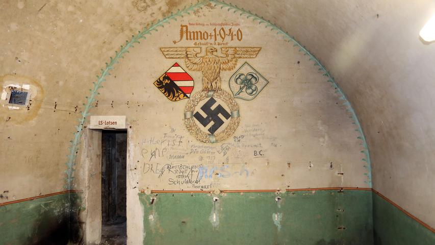 Ein Geschäftszimmer gleich neben der Befehlsstelle: Die Wandmalerei ist noch deutlich zu sehen, auch das Jahr 1940, in dem die ehemaligen Bierkeller zur Bunkeranlage umgebaut wurden.