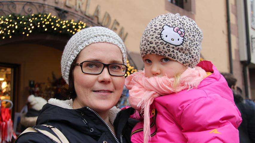 Seit sechs Monaten leben die Finninnen Marja (37) und Lilja (3) in Nürnberg. Beim ersten Christkindlesmarkt-Besuch haben sich die beiden ganz schön ins Zeug gelegt: Elisen-Lebkuchen, Kinderpunsch, Glühwein und gebrannte Mandeln haben sie schon probiert. Aus Finnland kennen sie nur sehr viel kleinere Weihnachtsmärkte.