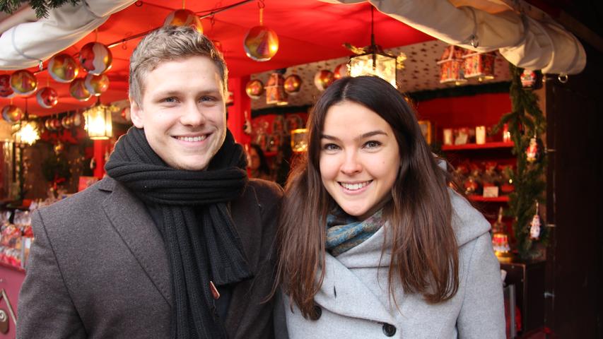 Sarah (23) und Yannik (24) fahren heute wieder zurück in die Pfalz. Beide sind begeistert vom Christkindlesmarkt und der internationalen Atmosphäre. "Nur die Lebkuchen sind ein bisschen teuer", sagt Sarah. Trotzdem haben die beiden eine ganze Tasche voll gekauft, als Mitbringsel für Freunde und Familie.