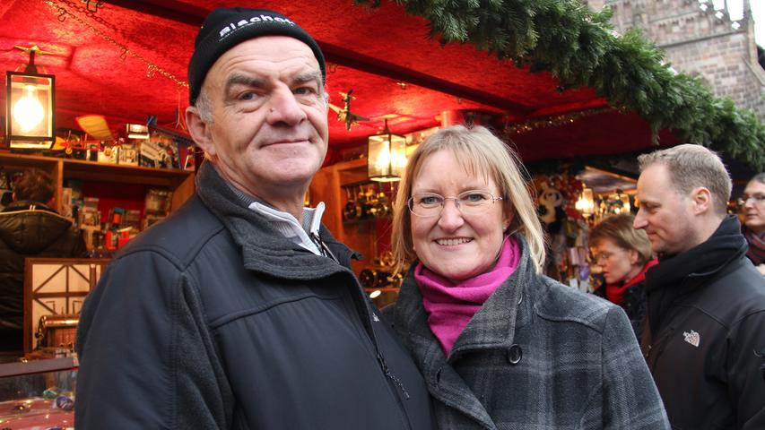 Für Bernd (56) und Doris (50) ist der Christkindlesmarkt ein Highlight, das auf die Weihnachtsfeiertage einstimmt. Zusammen genießen sie das Ambiente und die traditionelle Atmosphäre. Den Schnee vermisst das Ehepaar aber nicht: "Mein Mann macht den Winterdienst, da müsste er dann nachts immer raus", lacht Doris.