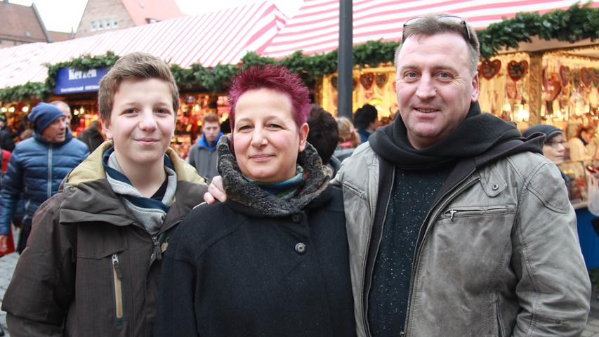 Lukas (15, von links nach rechts), Kay (50) und Ralf (50) sind nur auf der Durchreise. Auf dem Rückweg von München in ihre Heimat Porta Westfalica legen die drei einen Zwischenstopp auf dem Christkindlesmarkt ein. "Wir haben schon so viel Gutes gehört, da wollten wir uns das mal ansehen", sagt Kay.