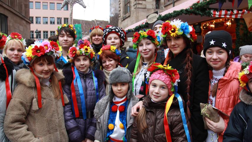 Für die meisten Mitglieder der Ukrainischen Theatergruppe ist es der erste Besuch auf dem Christkindlesmarkt. Mit drei Auftritten unterstützen sie das Kulturtreffen am Ukrainischen Stand auf dem Markt der Partnerstädte. Besonders beeindruckt sind sie von der Atmosphäre. "Die Menschen hier sind so gastfreundlich und reagieren mit so viel Freude auf die Kinder", erzählen sie.