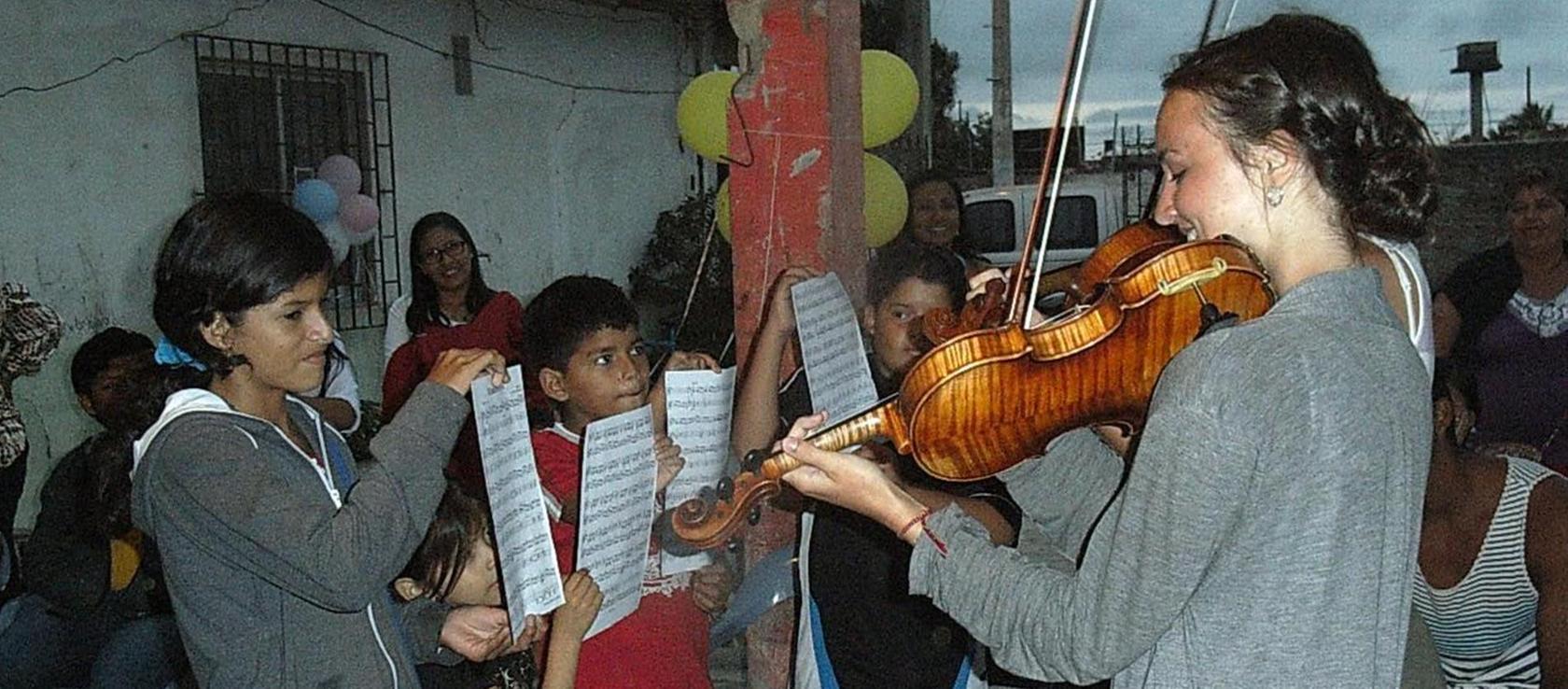 Freude an der Musik mit Kindern in Ecuador geteilt