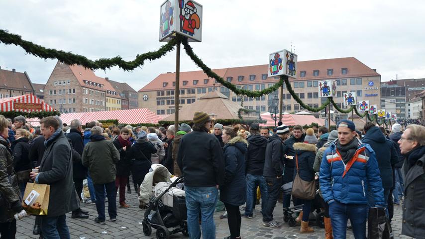 Während der letzten Stunden des Christkindlesmarkts 2014 sind die Budengassen noch einmal rappelvoll. Besonders viele Nürnberger nutzen die Gelegenheit, sich bei einer Tasse Glühwein auf den bevorstehenden Heiligen Abend und die Bescherung einzustimmen.