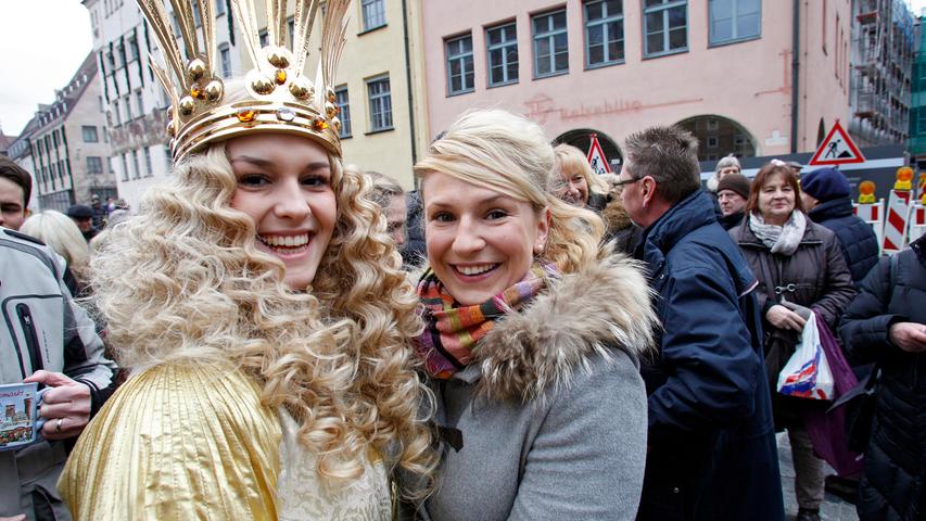 So schön lächelt nur das Nürnberger Christkind: Zusammen mit ihrer Vorgängerin Eva Sattler (rechts) verabschiedet sie sich aus ihrer zweiten und letzten Amtszeit.