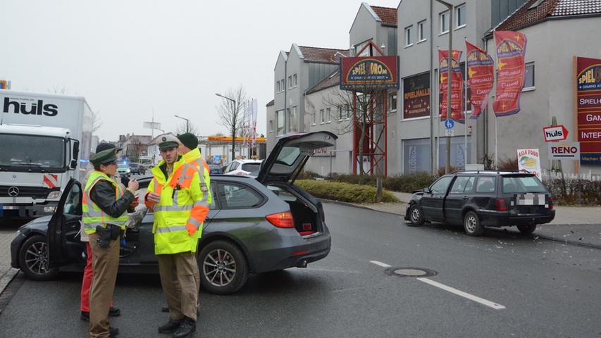 Nach ersten Informationen der Polizei wollte der BMW-Fahrer, der mit seinen beiden Kindern unterwegs war, gegen 11.15 Uhr von dem Supermarkt-Parkplatz nach links auf die Hans-Vogel-Straße abbiegen.