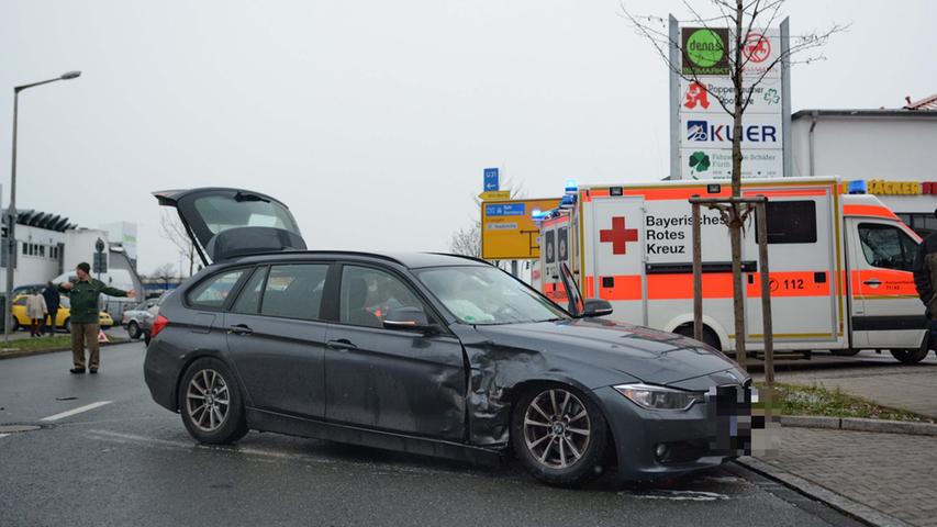 Ein BMW-Fahrer wollte nach seinem Einkauf in einem Supermarkt in der Fürther Hans-Vogel-Straße vom Parkplatz fahren, da übersah er einen anderen Wagen und stieß mit diesem zusammen. Das Auto des Mannes wurde zurückgeschleudert und prallte in ein drittes Auto. Zwei Personen wurden leicht verletzt. Die beiden Kinder des BMW-Fahrers kamen mit dem Schrecken davon.