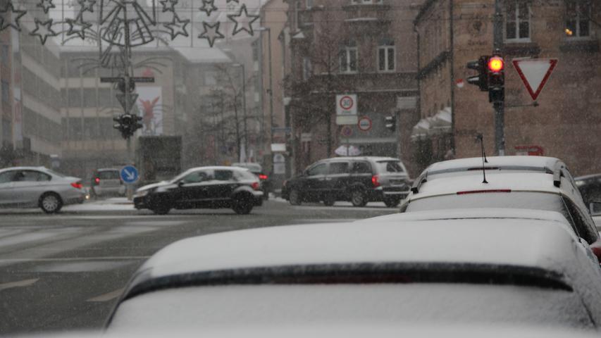 Kapuze hoch und durch: Dichtes Schneetreiben in Nürnberg