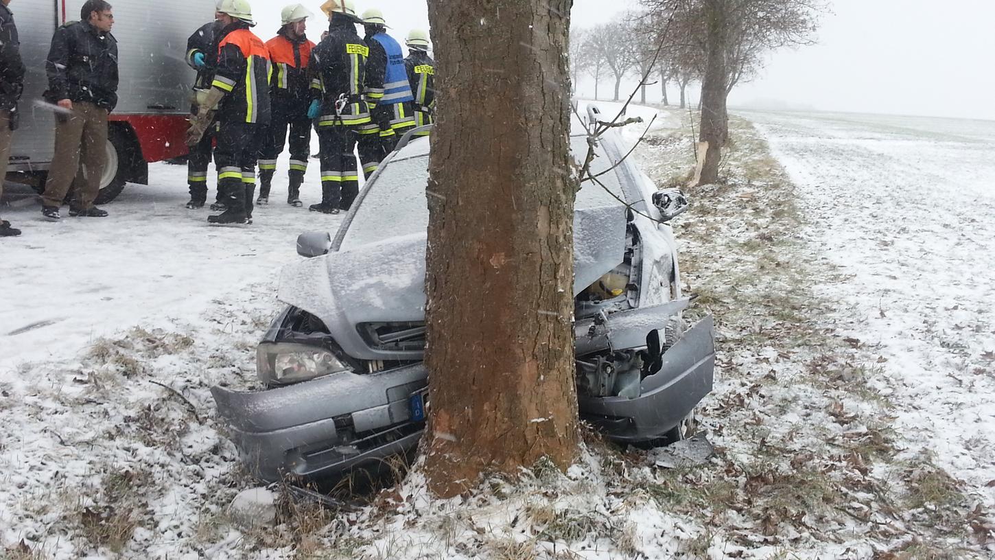 Glatte Fahrbahn: Opel kracht bei Puschendorf gegen Baum