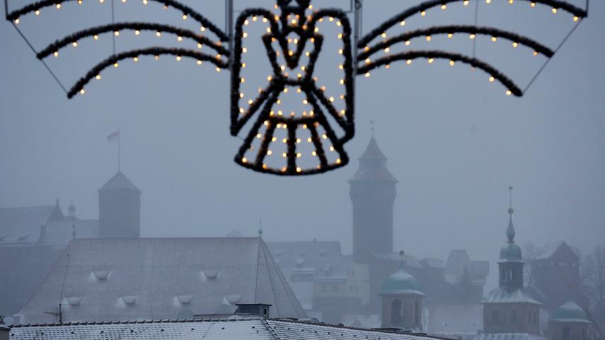 Kapuze hoch und durch: Dichtes Schneetreiben in Nürnberg