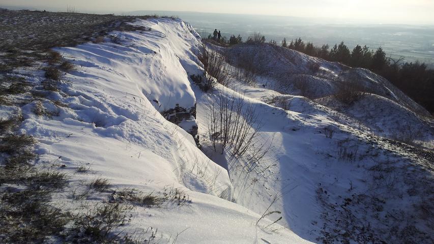 Der Schnee hat die Friesener Warte bei Hirschaid (Landkreis Bamberg) in eine Winterlandschaft verwandelt.