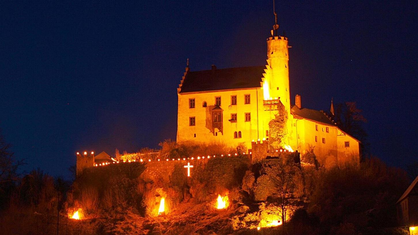 Gößweinsteiner Burgberg leuchtet im Feuerschein