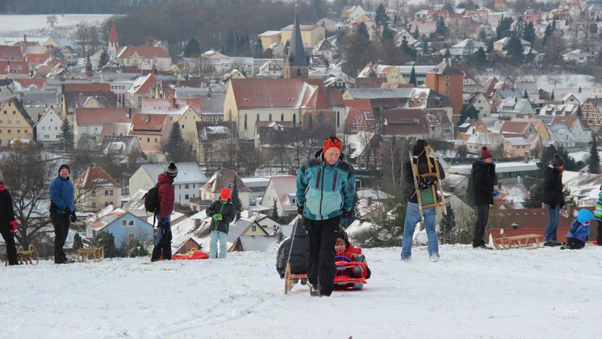 Auch Schnaittachs Kinder freuen sich über den ersten Schnee des Winters, rodeln fleißig am Rothenberg und wer kann, hetzt seine Eltern mit auf die Piste. Mehr Bilder aus dem verschneiten Schnaittach.