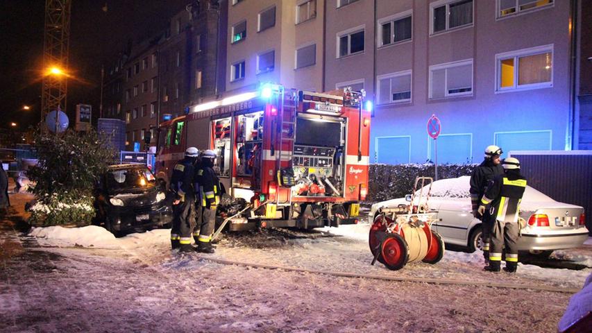 Die Feuerwehr wurde am Montagabend über einen Zimmerbrand in der Sperberstraße an der Kreuzung zur Gugelstraße informiert.