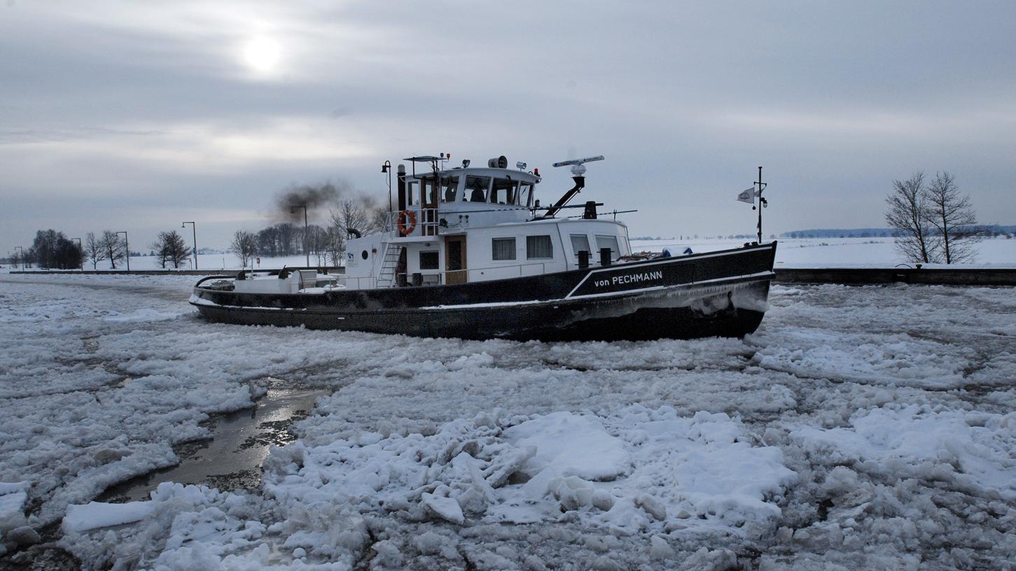 Selbst der Eisbrecher kann momentan noch nichts ausrichten: Der Schifssverkehr auf dem Main-Donau-Kanal liegt weiterhin auf Eis.