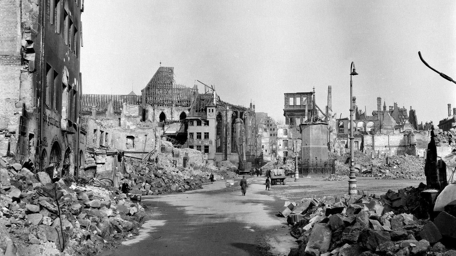 Der Nürnberger Hauptmarkt nach dem 2. Weltkrieg: fast vollständig zerbombt.